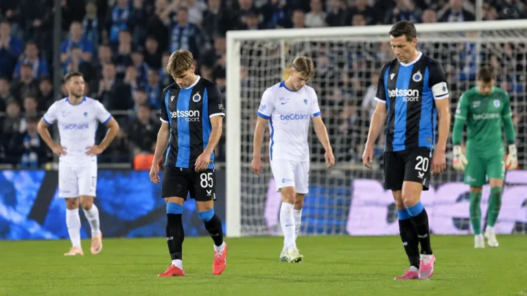 Voetballers van KRC Genk en Club Brugge op het veld na afloop van de wedstrijd.