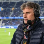Peter Vandenbempt analyseert een voetbalwedstrijd vanuit de commentaarcabine.