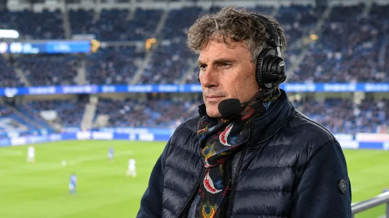 Peter Vandenbempt analyseert een voetbalwedstrijd vanuit de commentaarcabine.