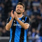 Brandon Mechele applaudisseert na de wedstrijd op het veld.