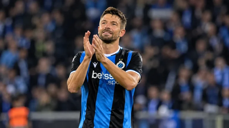 Brandon Mechele applaudisseert na de wedstrijd op het veld.