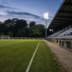 Het lege veld en de zijlijn in het Dudenpark na een Brusselse derby.