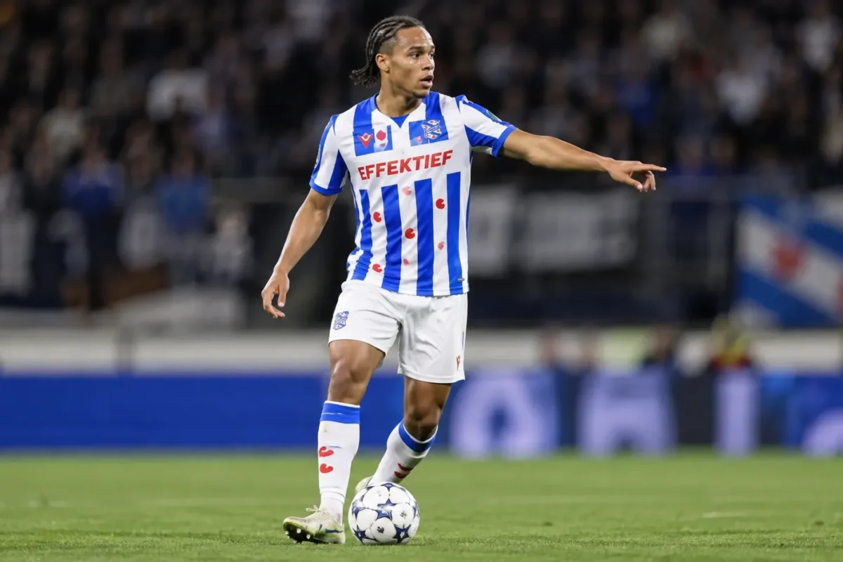 Nolhan Courtens in een blauw-wit shirt tijdens een wedstrijdmoment.