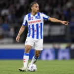 Nolhan Courtens in een blauw-wit shirt tijdens een wedstrijdmoment.