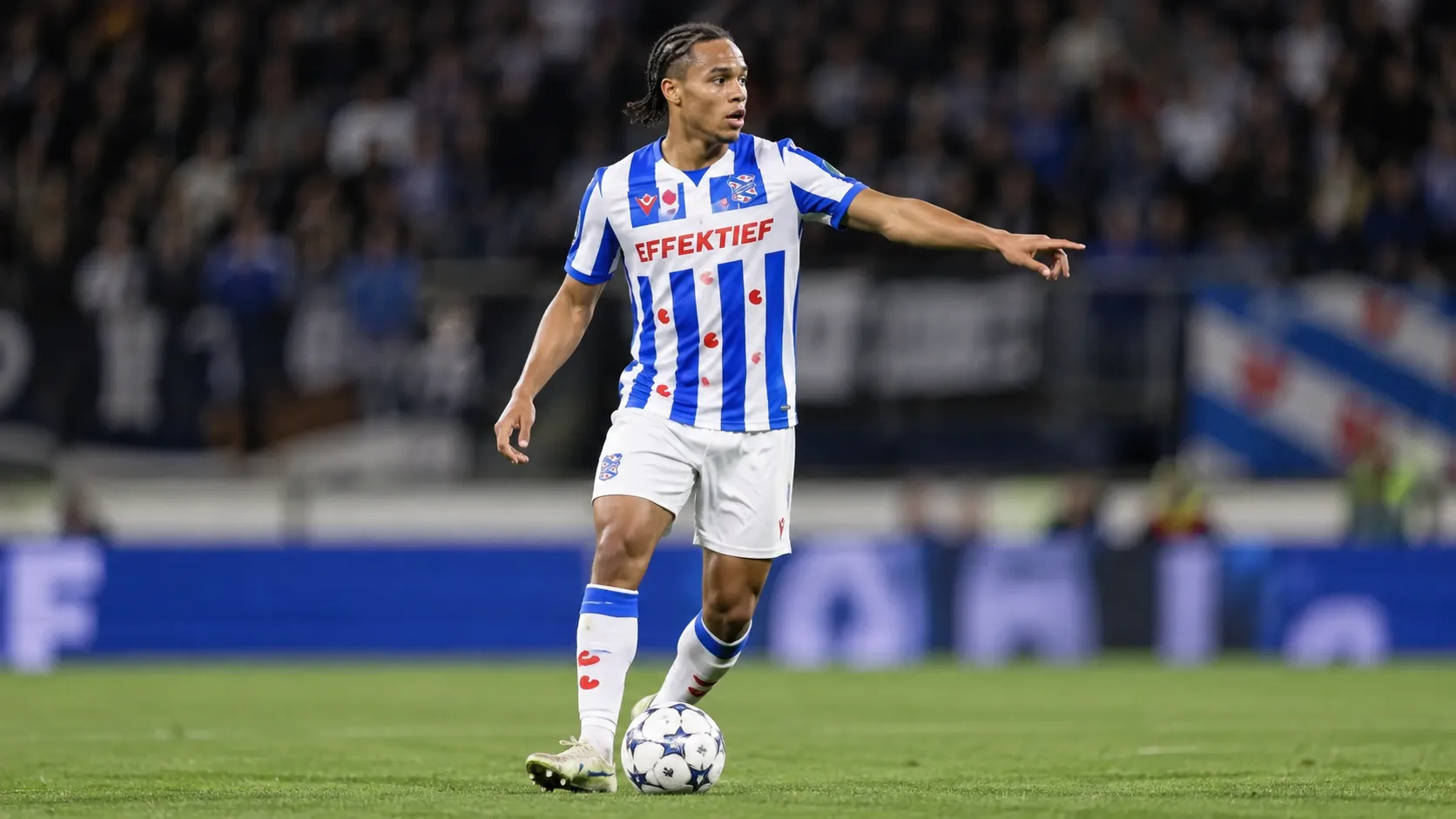 Nolhan Courtens in een blauw-wit shirt tijdens een wedstrijdmoment.