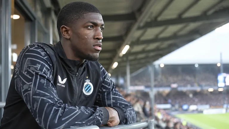 Joel Ordóñez in een Club Brugge-trainingsjas aan de rand van een stadiontribune.