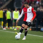 Anis Hadj Moussa in Feyenoord-tenue tijdens een nieuw moment op het veld.