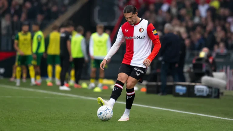 Anis Hadj Moussa in Feyenoord-tenue tijdens een nieuw moment op het veld.