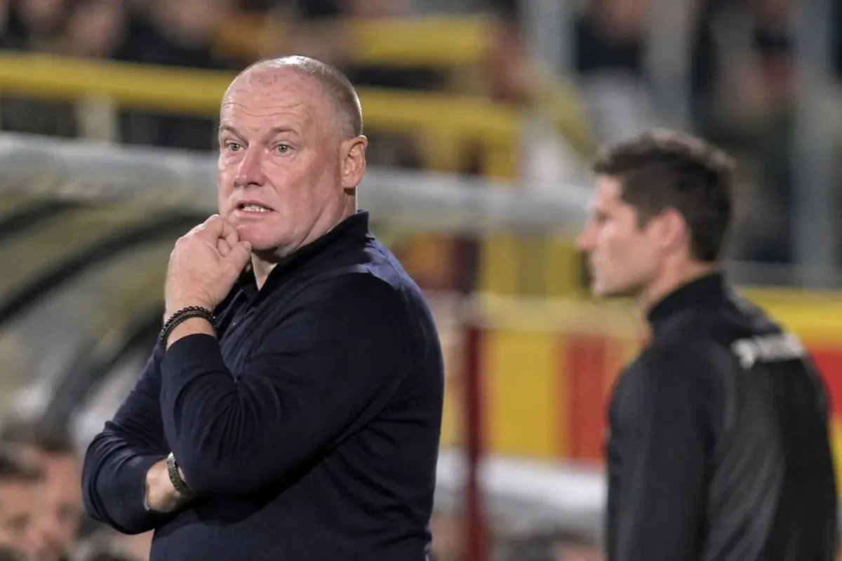 Fred Vanderbiest volgt aandachtig de wedstrijd vanaf de zijlijn.