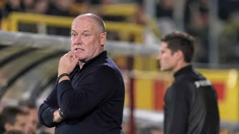 Fred Vanderbiest volgt aandachtig de wedstrijd vanaf de zijlijn.