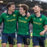 Een groep spelers van Union Saint-Gilloise viert samen op het veld na een wedstrijd.