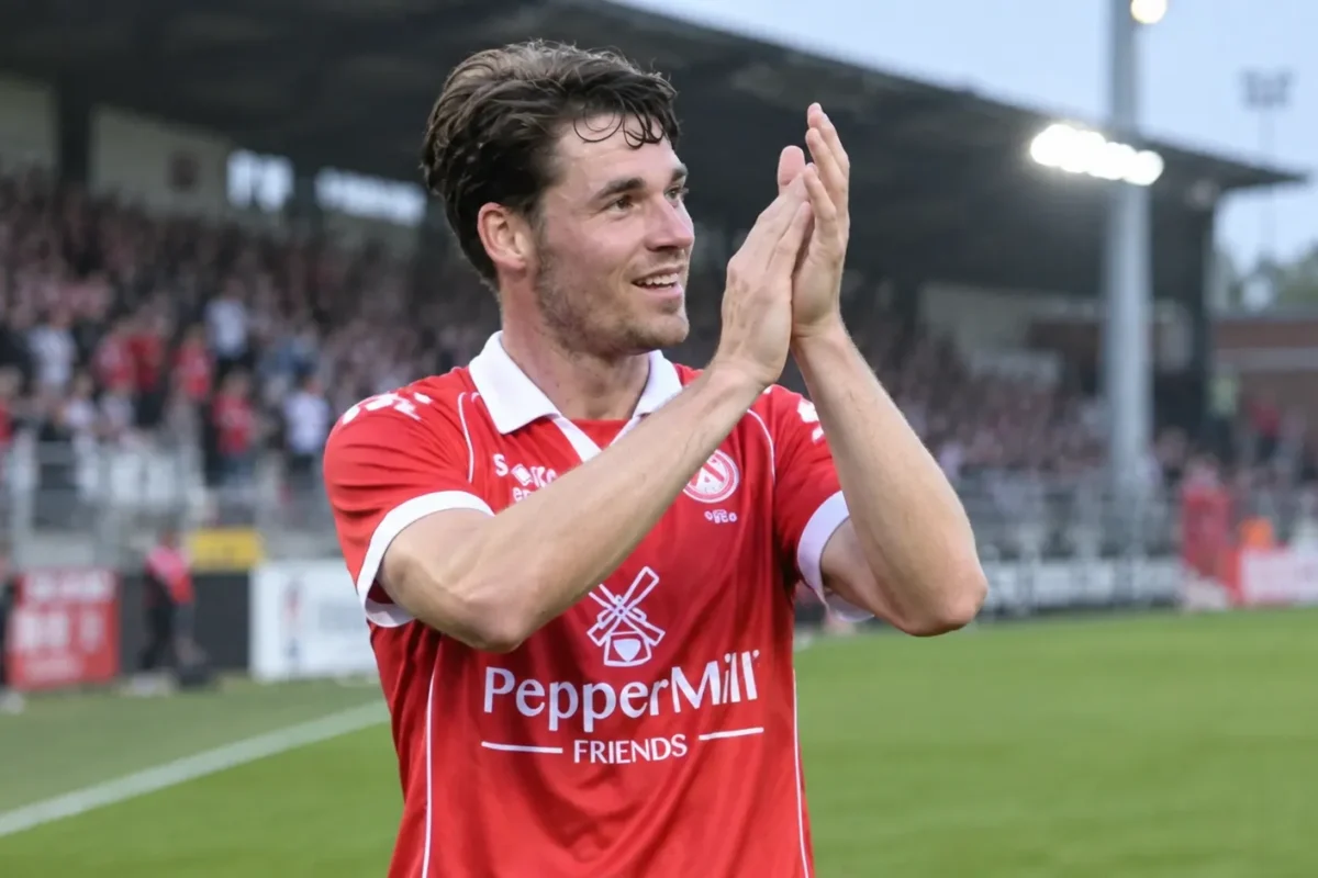 Jamie Roche applaudisseert na een wedstrijd voor KV Kortrijk.