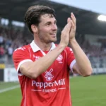 Jamie Roche applaudisseert na een wedstrijd voor KV Kortrijk.