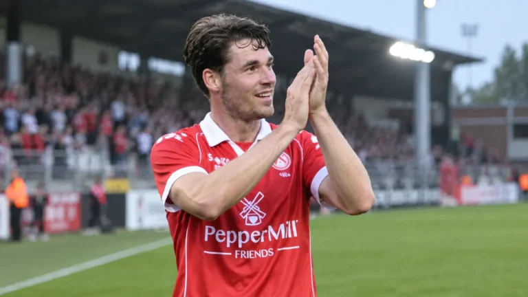 Jamie Roche applaudisseert na een wedstrijd voor KV Kortrijk.