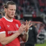 Wout Weghorst van FC Twente maakt een handcoördinatieoefening langs het veld.