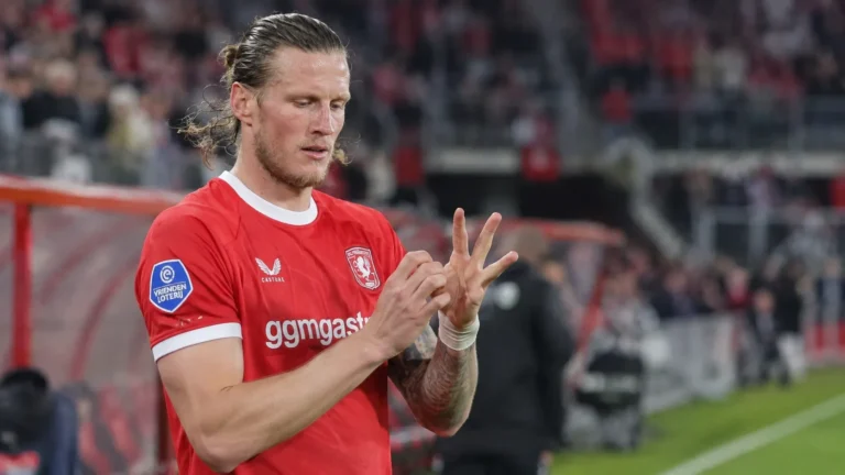 Wout Weghorst van FC Twente maakt een handcoördinatieoefening langs het veld.