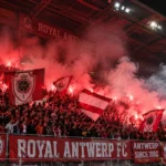 Supporters van Royal Antwerp FC in een rood-witte tribune op de Bosuil.