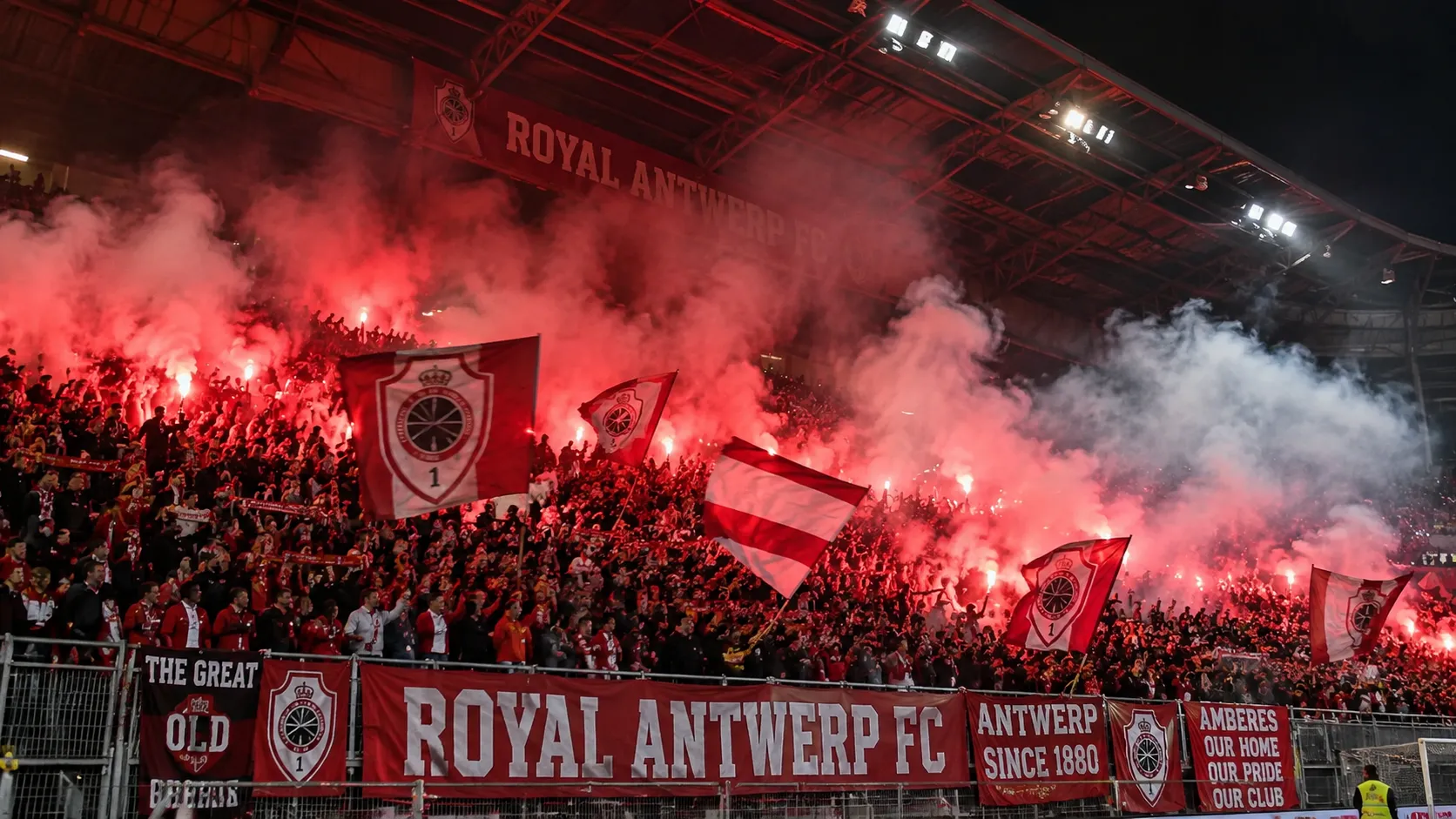 Supporters van Royal Antwerp FC in een rood-witte tribune op de Bosuil.