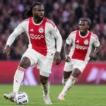 Tolu Arokodare van Ajax verwerkt de bal tijdens de wedstrijd tegen Excelsior.