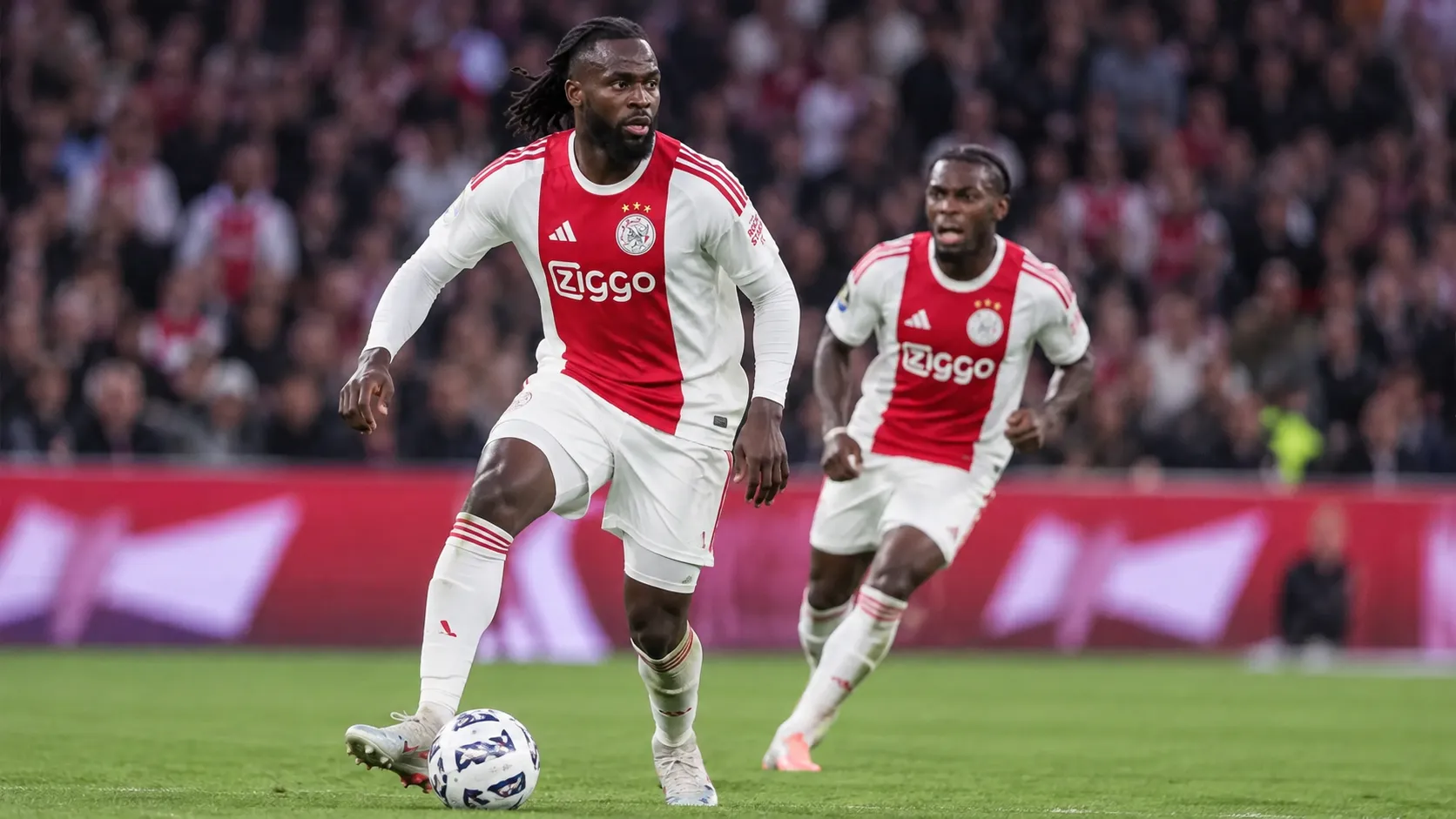 Tolu Arokodare van Ajax verwerkt de bal tijdens de wedstrijd tegen Excelsior.