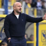 Frédéric De Meyer langs de zijlijn tijdens een wedstrijd van STVV.