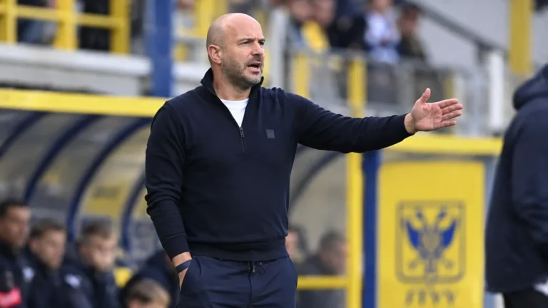Frédéric De Meyer langs de zijlijn tijdens een wedstrijd van STVV.