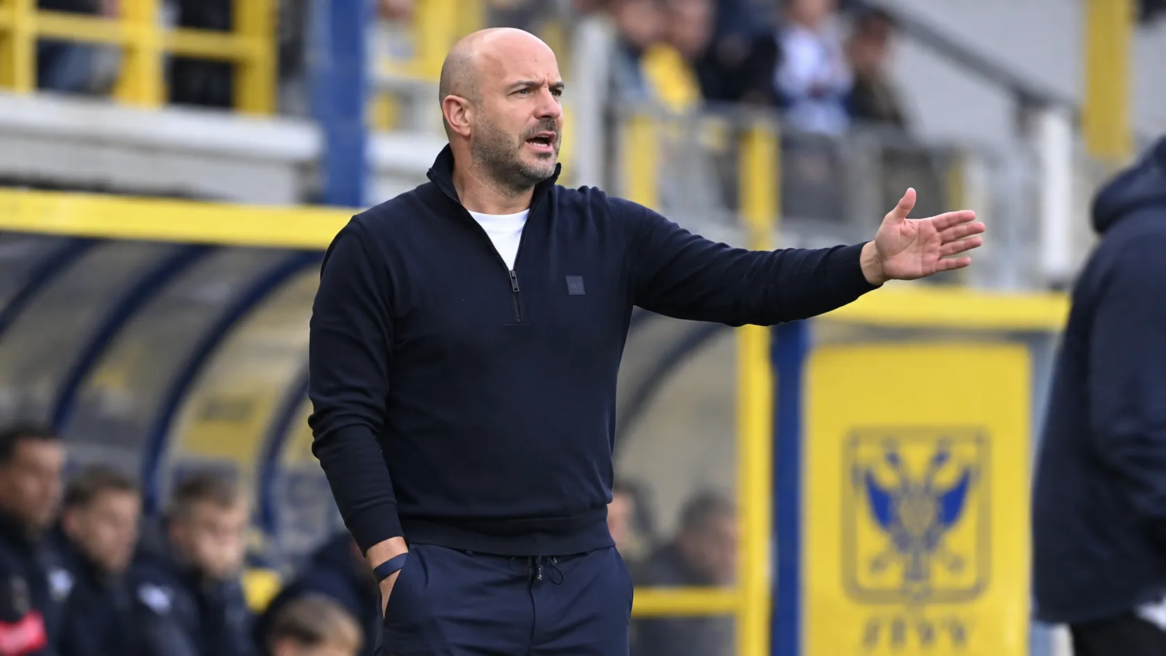 Frédéric De Meyer langs de zijlijn tijdens een wedstrijd van STVV.