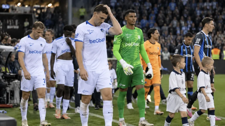 Spelers van Club Brugge en KRC Genk wandelen na de wedstrijd samen van het veld.