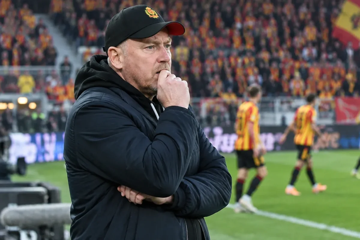 Fred Vanderbiest coacht KV Mechelen vanop de zijlijn.