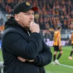 Fred Vanderbiest coacht KV Mechelen vanop de zijlijn.
