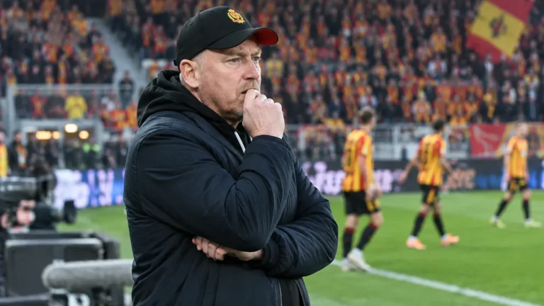 Fred Vanderbiest coacht KV Mechelen vanop de zijlijn.