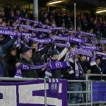 Supporters van VfL Osnabrück met sjaals op de tribune tijdens een bekeravond.