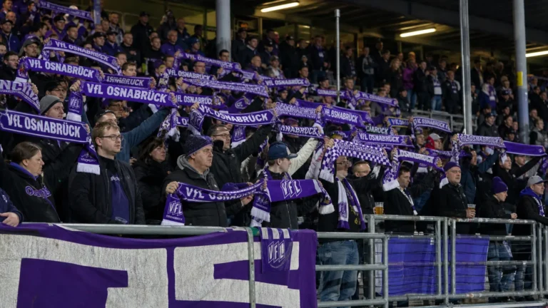 Supporters van VfL Osnabrück met sjaals op de tribune tijdens een bekeravond.