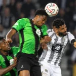 Spelers van Cercle Brugge en Sporting Charleroi gaan in duel om een hoge bal.