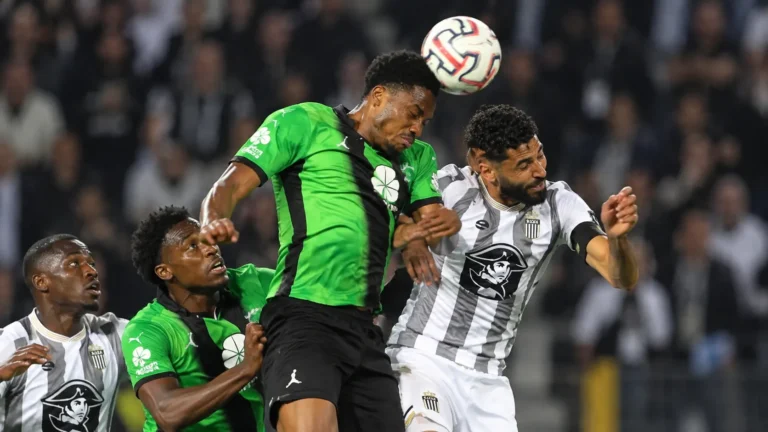 Spelers van Cercle Brugge en Sporting Charleroi gaan in duel om een hoge bal.