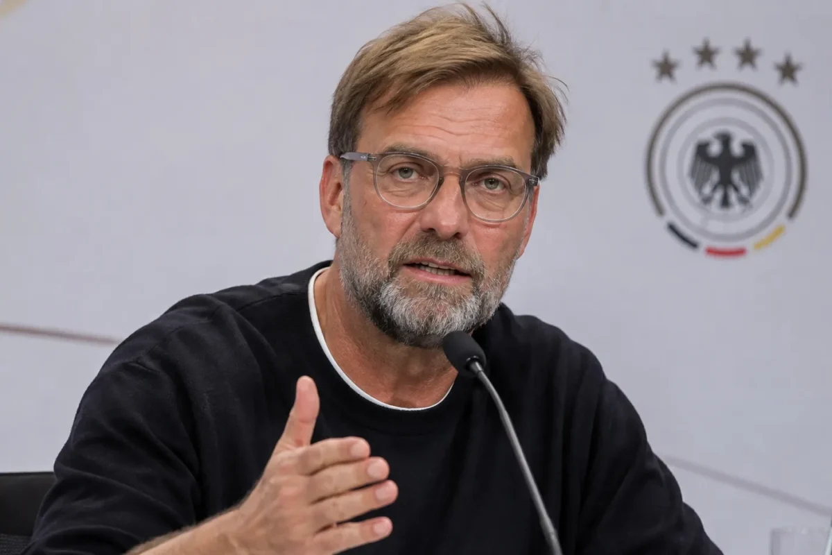 Jürgen Klopp spreekt op een persmoment van de Duitse nationale ploeg.