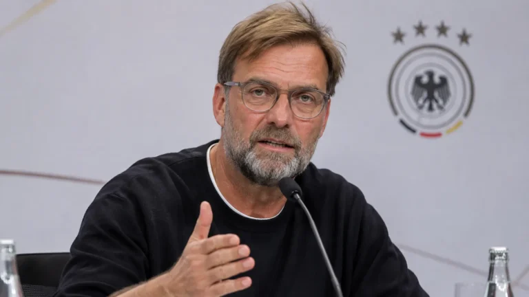 Jürgen Klopp spreekt op een persmoment van de Duitse nationale ploeg.