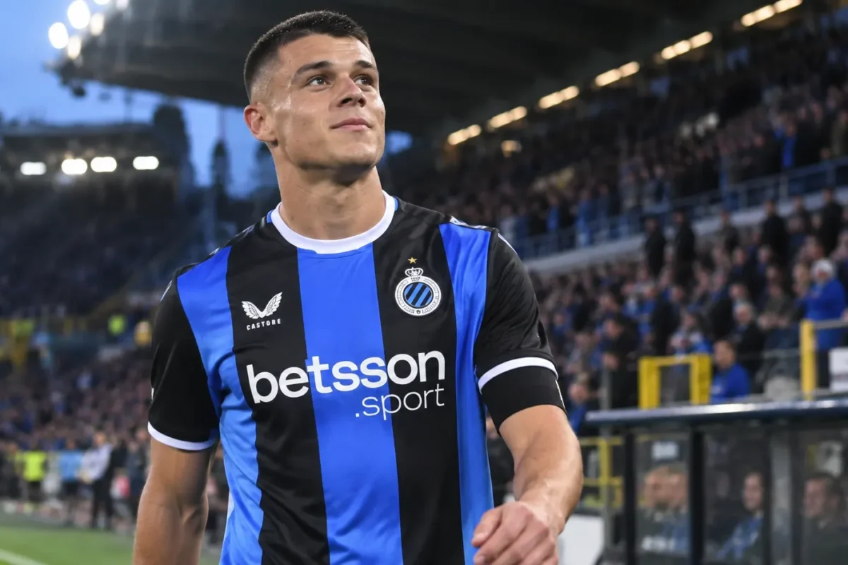 Nicolò Tresoldi van Club Brugge na afloop van een wedstrijd aan de zijlijn.