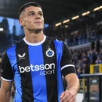 Nicolò Tresoldi van Club Brugge na afloop van een wedstrijd aan de zijlijn.