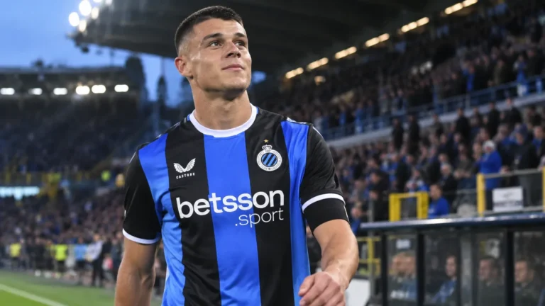Nicolò Tresoldi van Club Brugge na afloop van een wedstrijd aan de zijlijn.