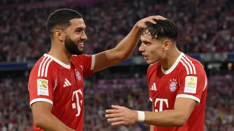 Twee Bayern München-spelers vieren samen een doelpunt in een bekerwedstrijd.