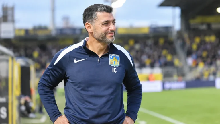Issame Charaï van KVC Westerlo op de zijlijn na een wedstrijd.