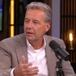 Valentijn Driessen spreekt in een voetbalpodcaststudio.