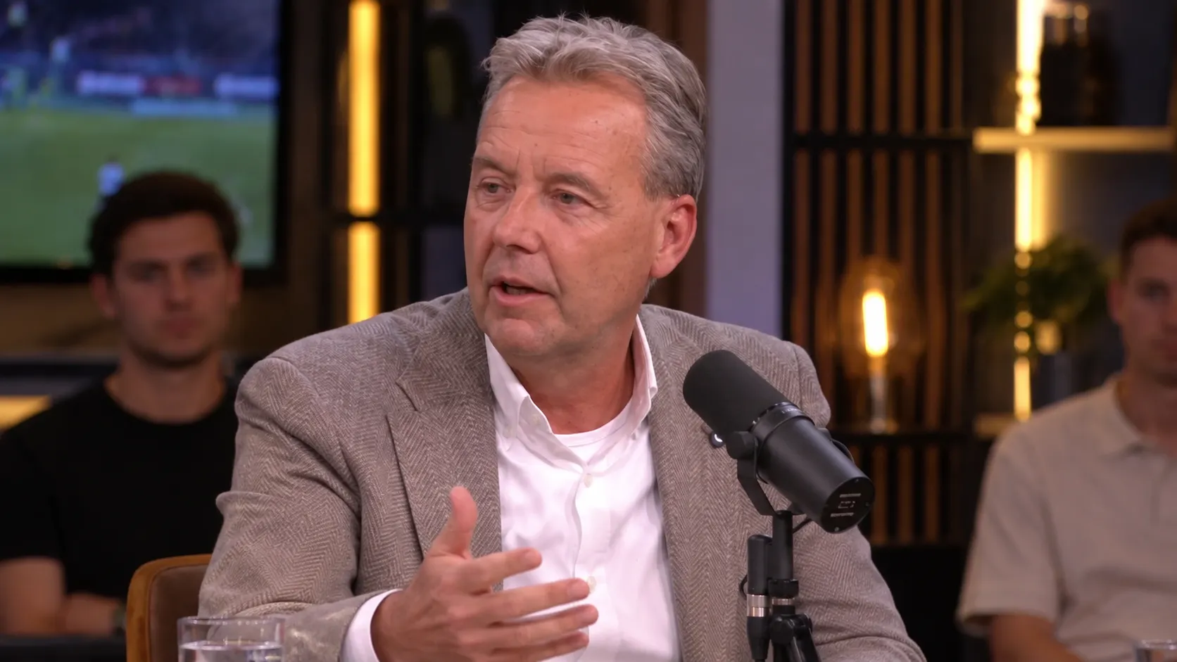 Valentijn Driessen spreekt in een voetbalpodcaststudio.