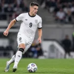 Nicolo Tresoldi in het witte shirt van Duitsland tijdens een wedstrijd van de Duitse beloften.