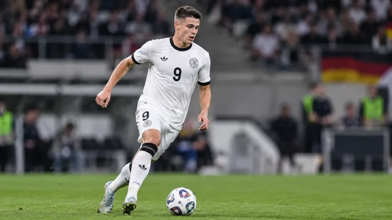 Nicolo Tresoldi in het witte shirt van Duitsland tijdens een wedstrijd van de Duitse beloften.