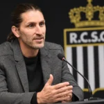Nicolas Frutos spreekt in een mediazaal van Sporting Charleroi.