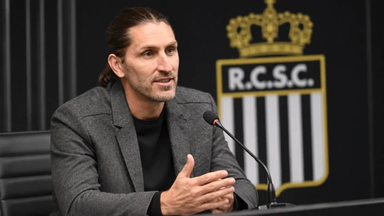 Nicolas Frutos spreekt in een mediazaal van Sporting Charleroi.