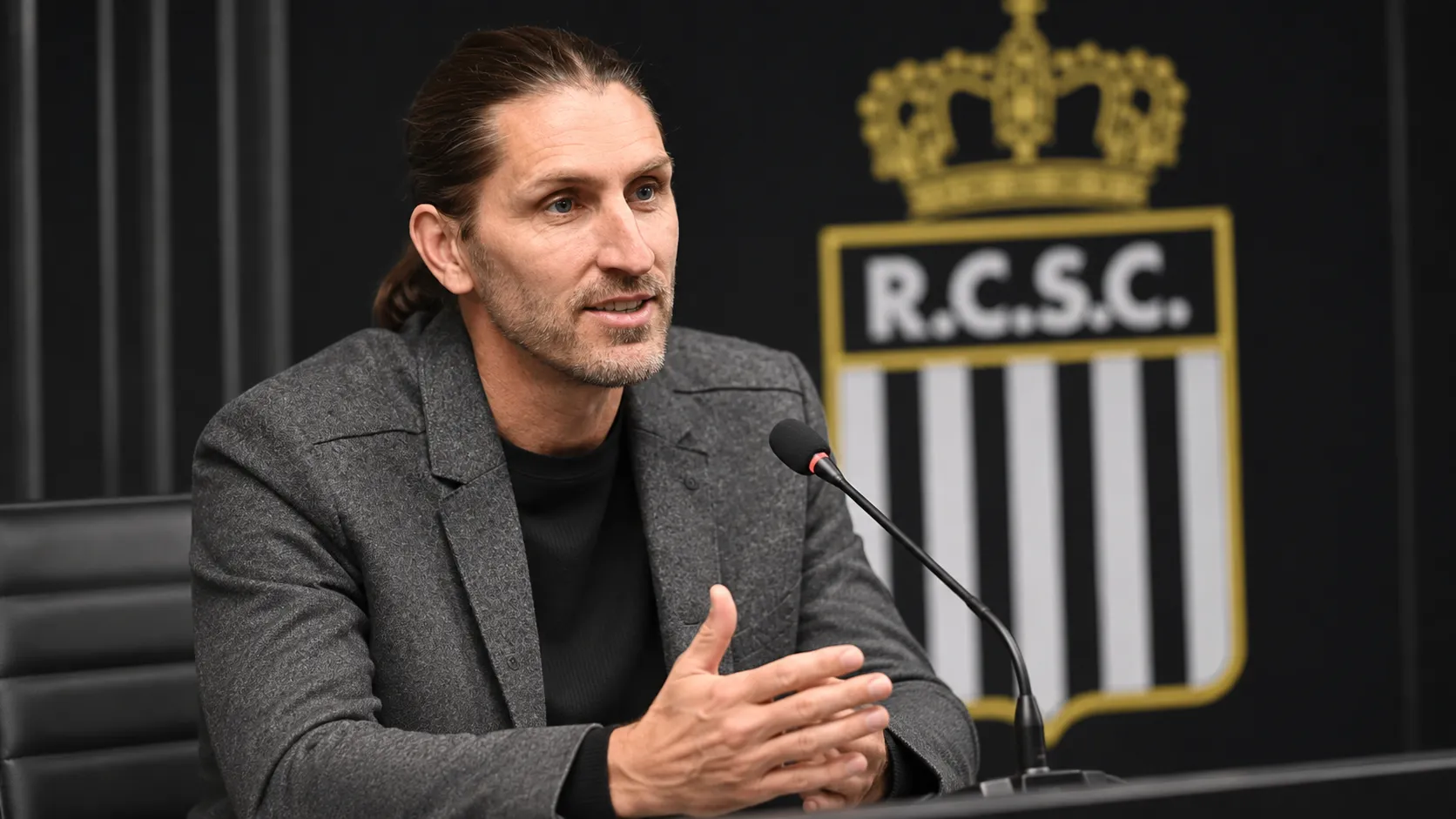 Nicolas Frutos spreekt in een mediazaal van Sporting Charleroi.