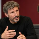 Mark van Bommel spreekt in een vergaderruimte van de Rode Duivels.